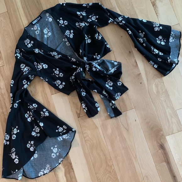 Audrey 3+1 | Flowy Crop Top - Picture 1 of 2